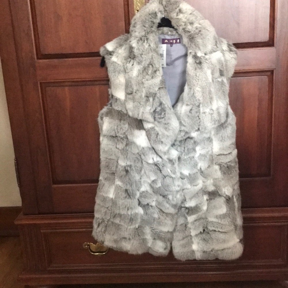 NWT. Never worn.  Glamourpus.  Grey Rabbit Fur Vest. Size S.